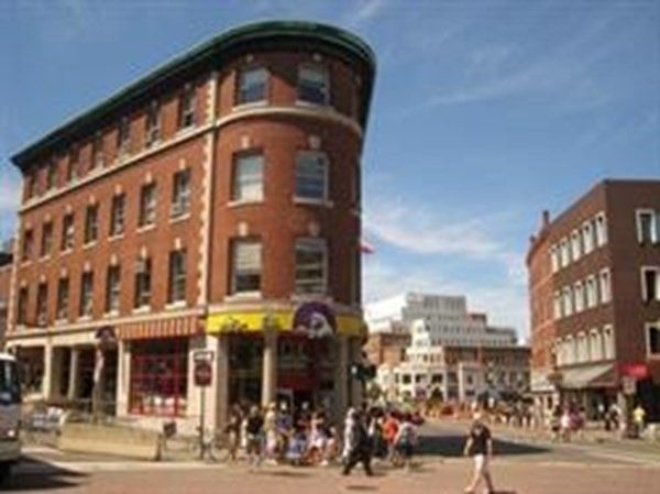 Exterior, Facade, Brick Facade, Chicago School