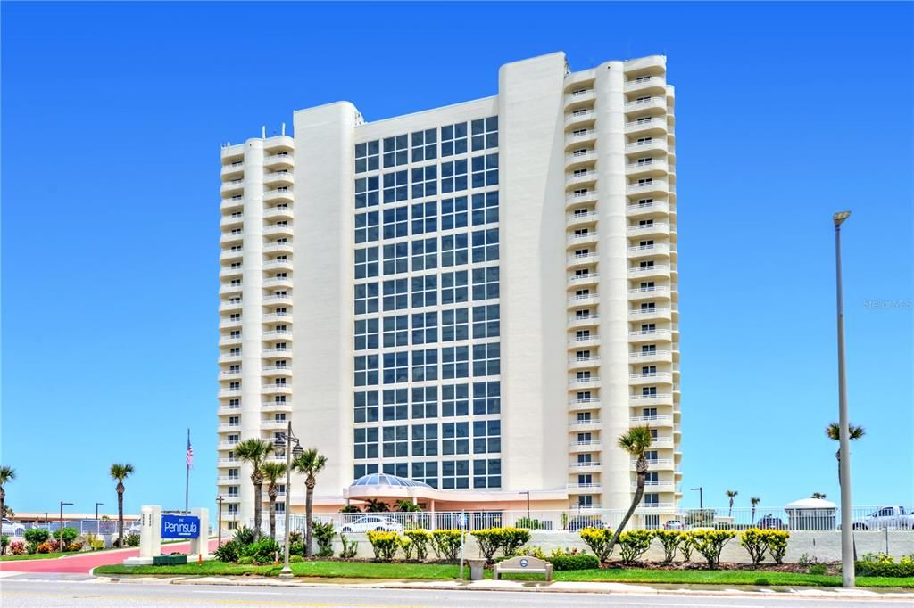 Exterior, Facade, Highrise