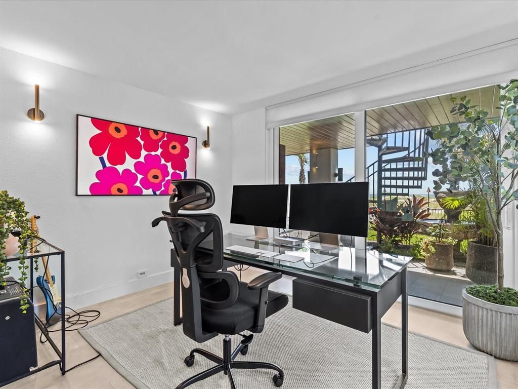 Home Office, Interior