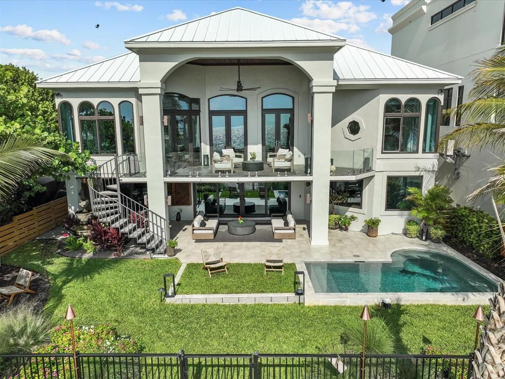 Exterior, Facade, Pool, Mediterranean