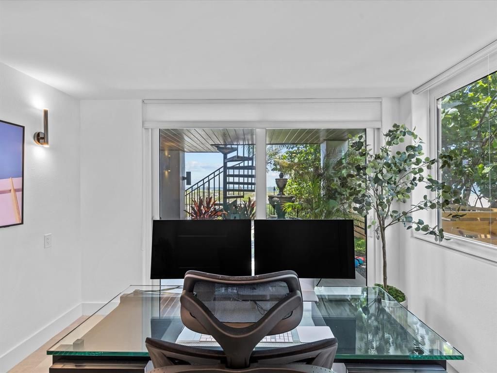 Home Office, Interior
