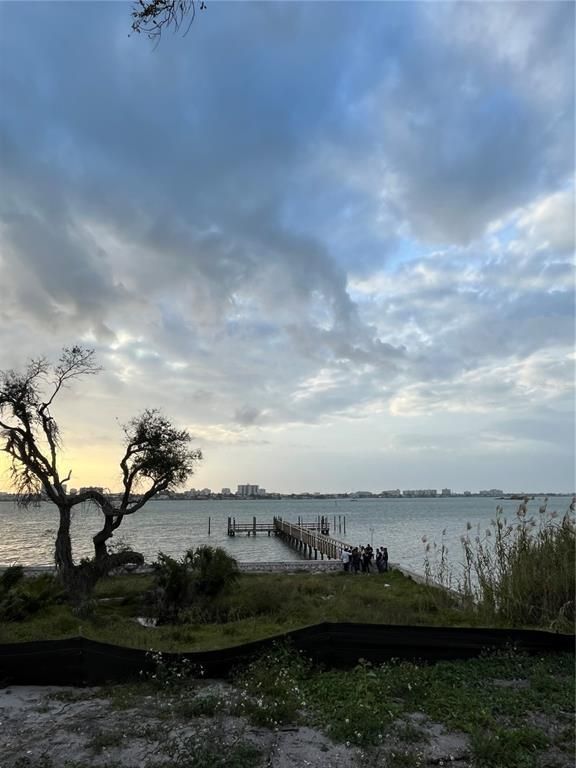 Exterior, Lake