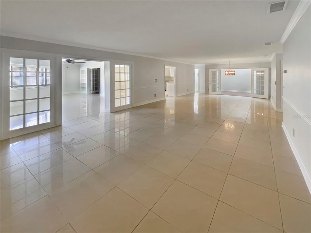 Empty room, Interior