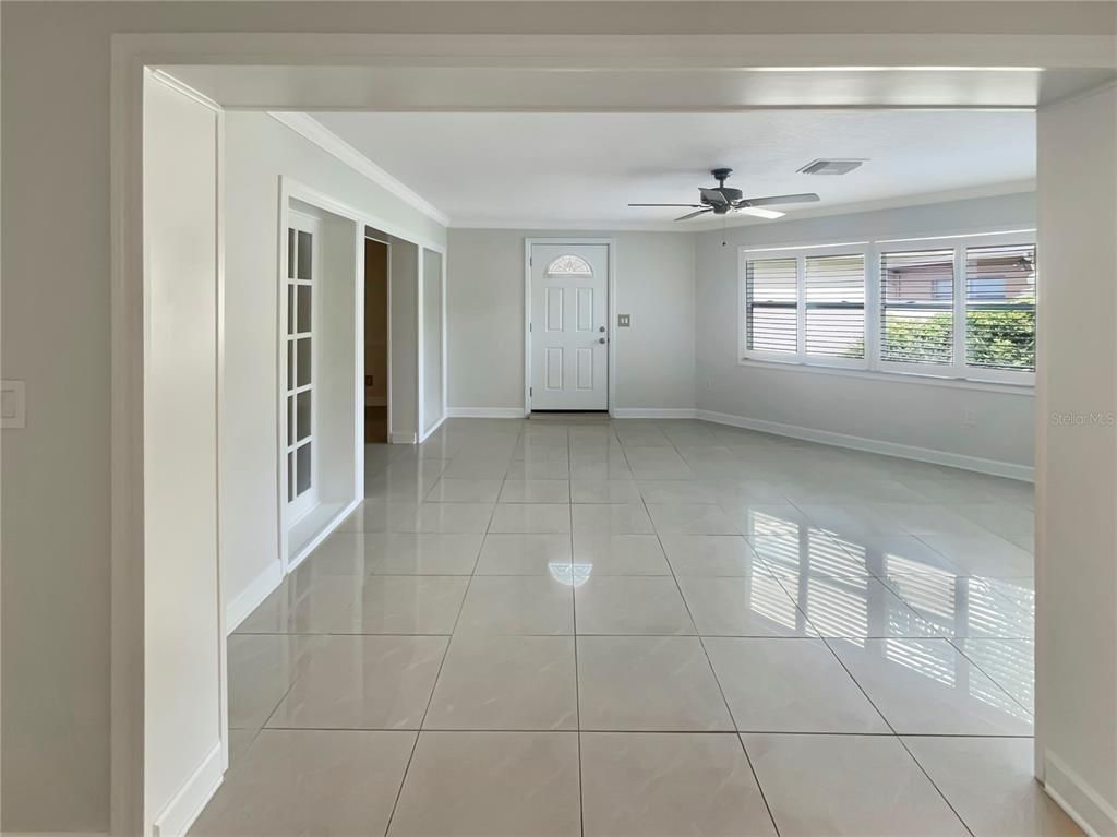 Empty room, Interior