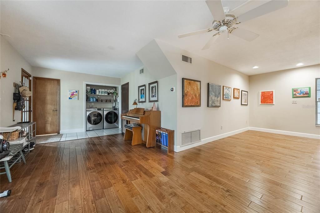 Interior, Recessed Lighting, Washer, Wood Texture Flooring