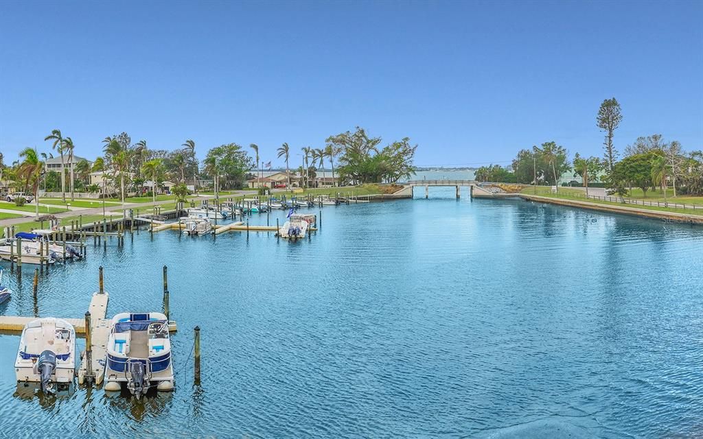 Exterior, Lake