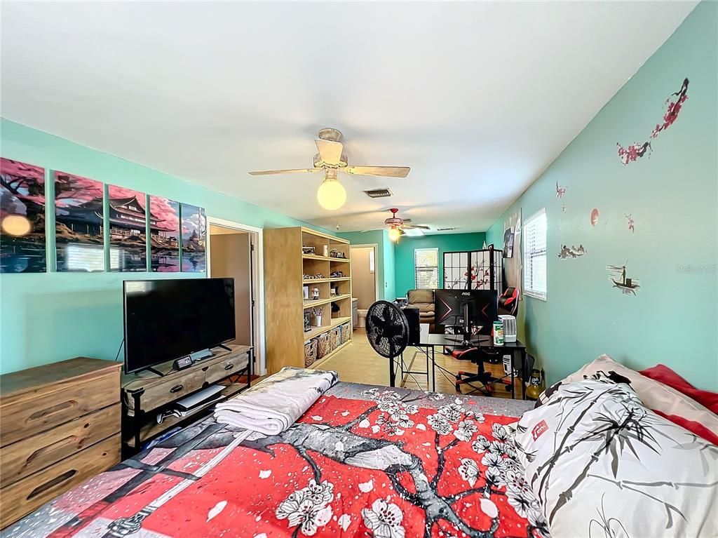 Home Office, Interior