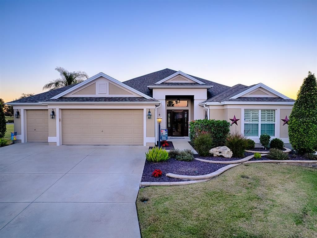 Attached, Exterior, Facade, Ranch