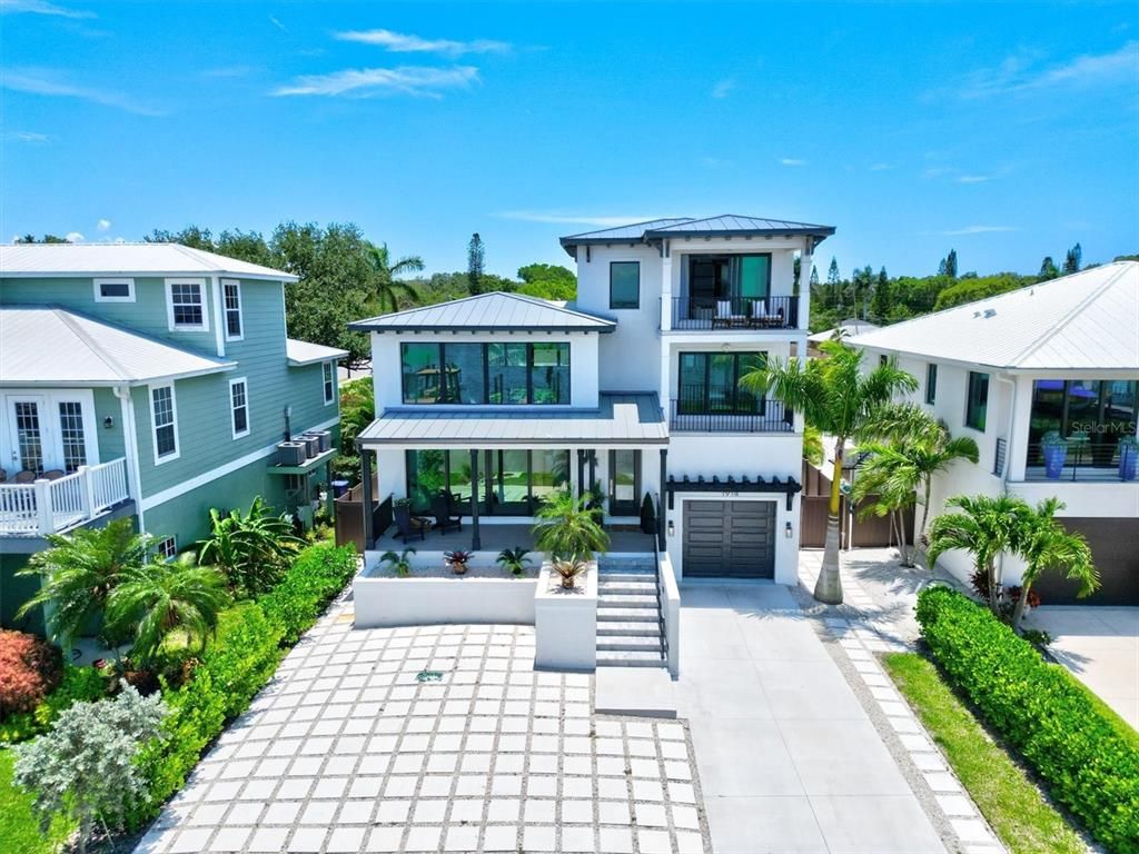 Attached, Exterior, Facade, Modern