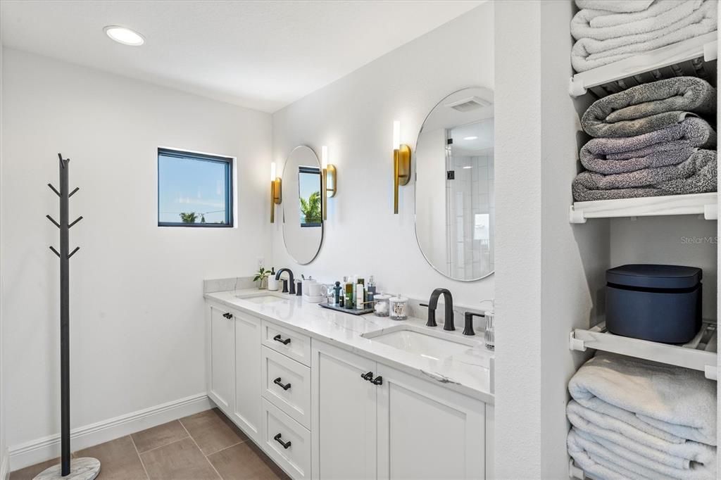 Bathroom, Dual Sink Vanities, Interior, Recessed Lighting