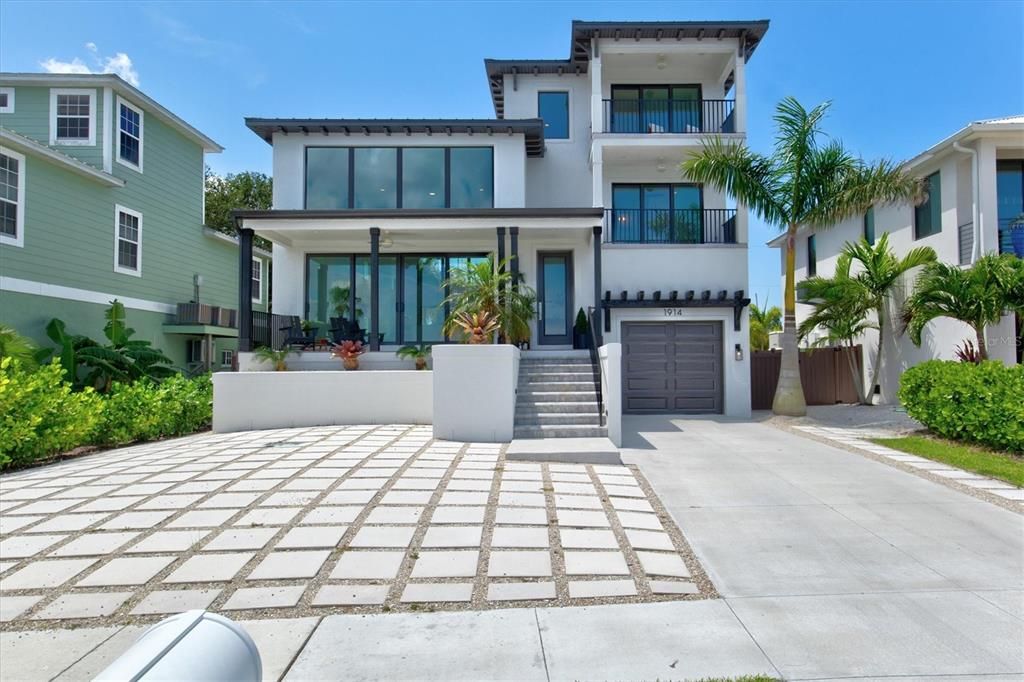 Attached, Exterior, Facade, Modern