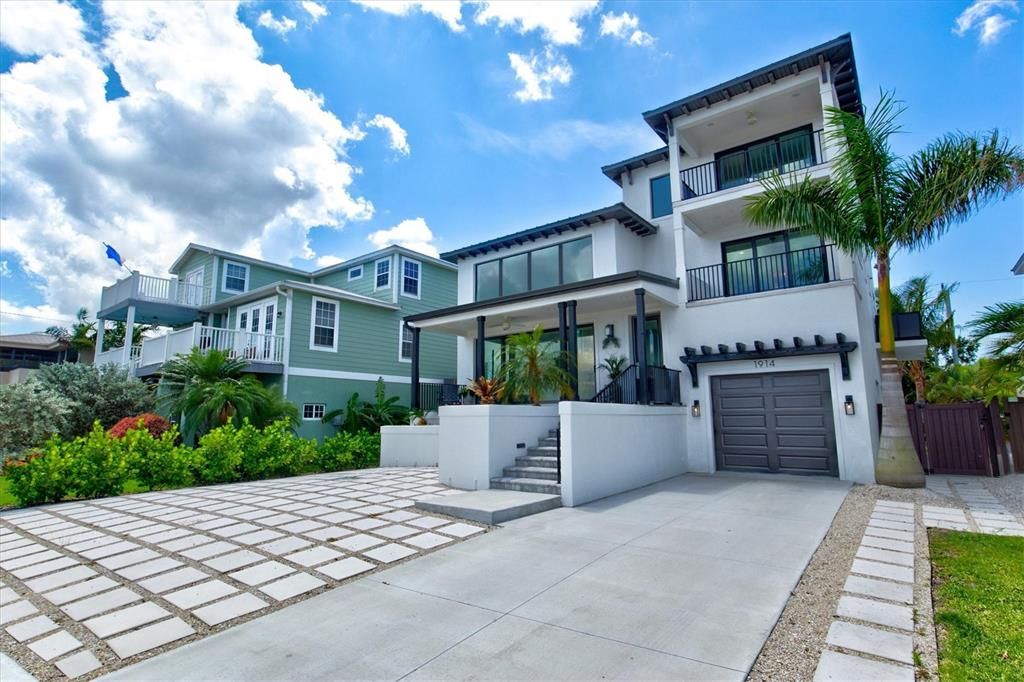 Attached, Exterior, Facade, Modern