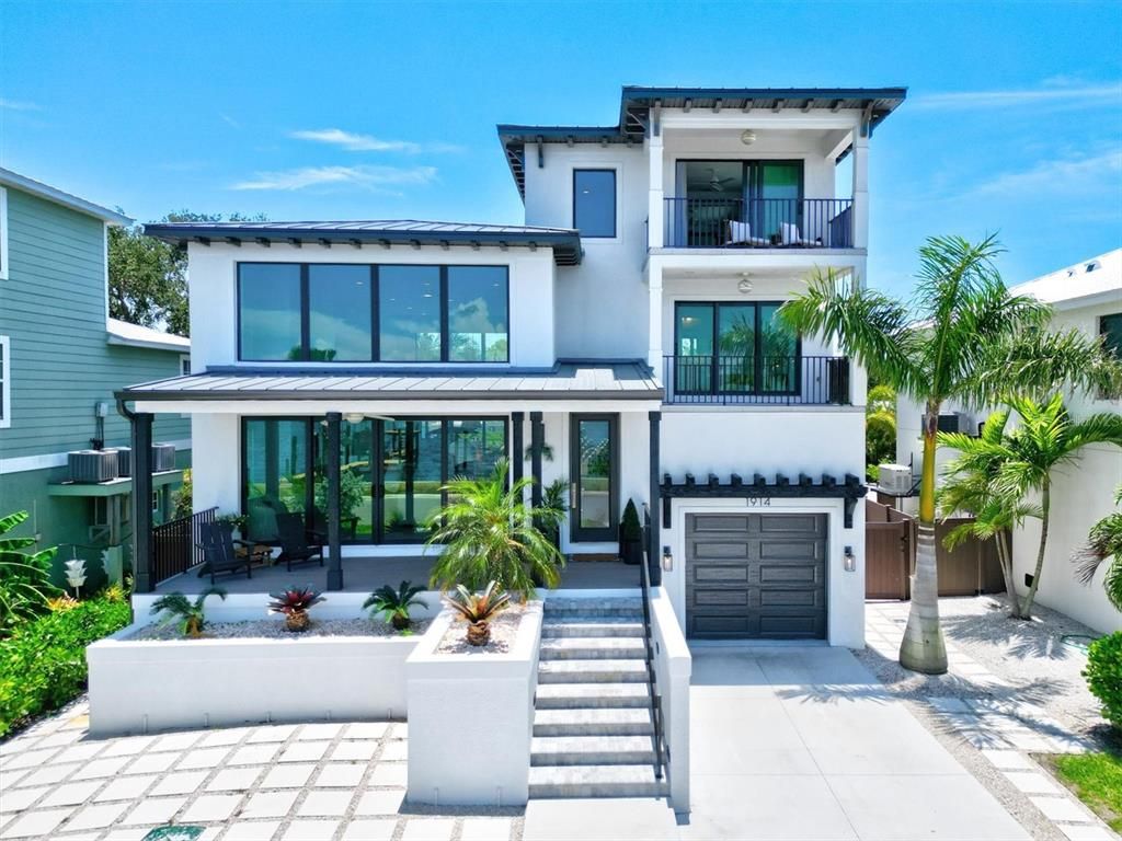 Attached, Exterior, Facade, Modern