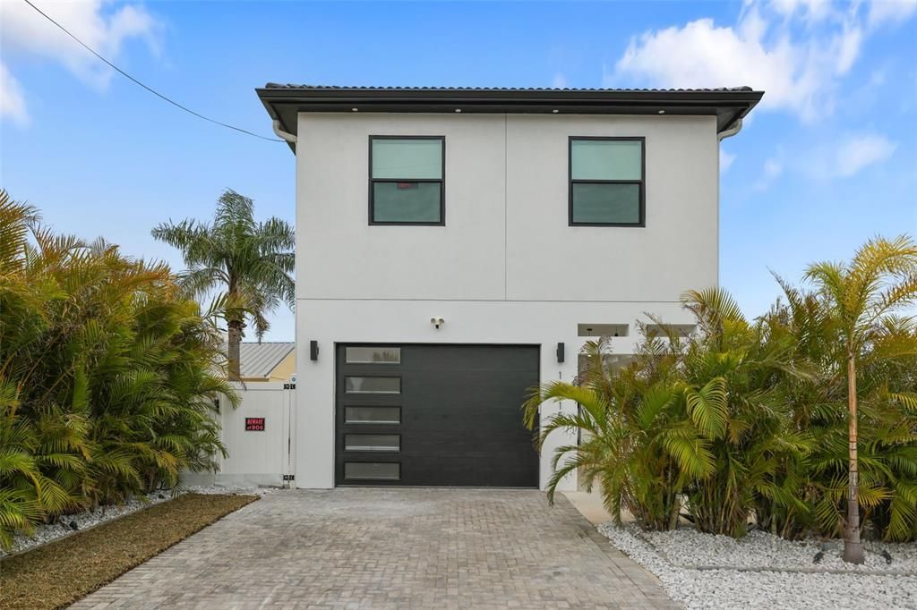 Attached, Exterior, Facade, Mediterranean