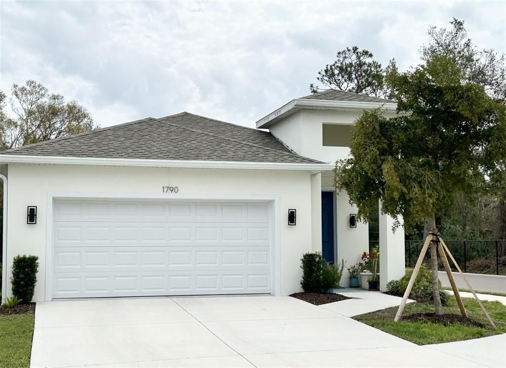 Attached, Exterior, Facade, Ranch