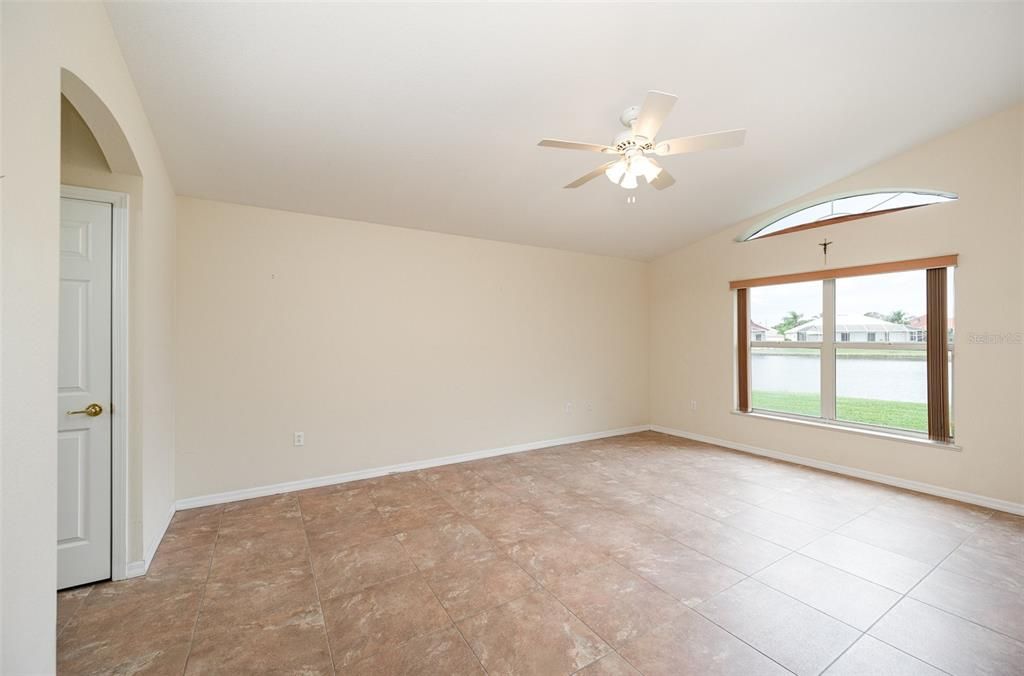Empty room, Interior