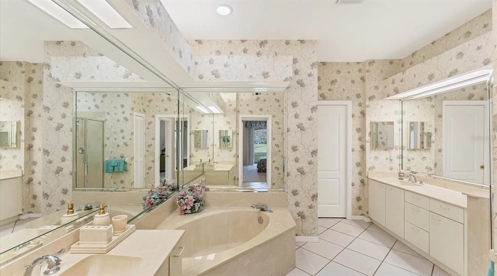 Bathroom, Dual Sink Vanities, Interior, Recessed Lighting
