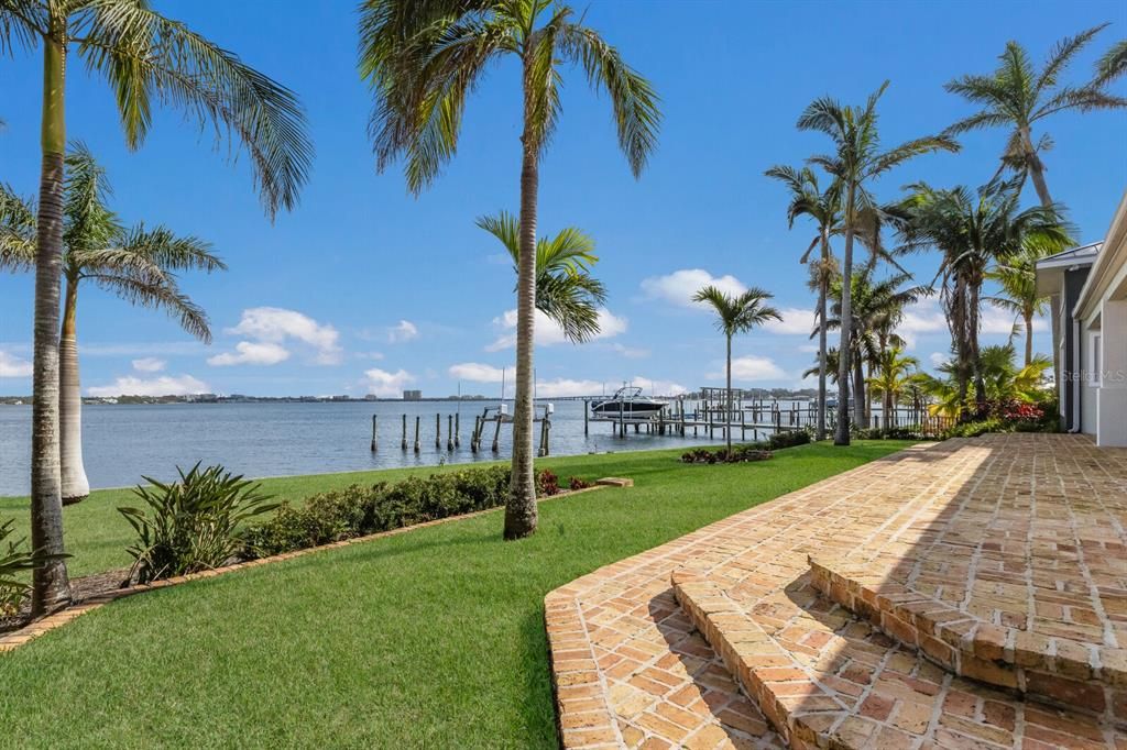 Exterior, Lake