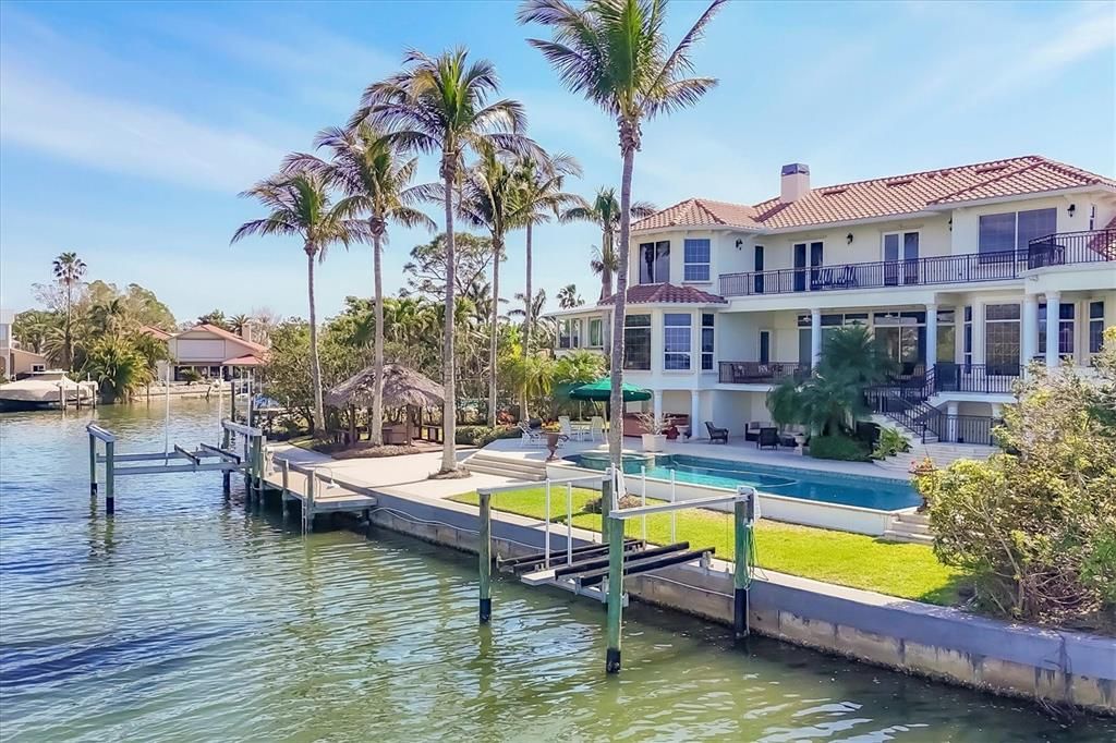 Exterior, Lake
