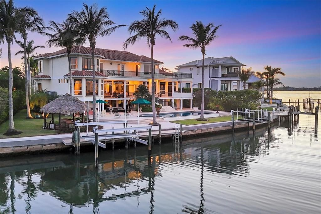 Exterior, Lake