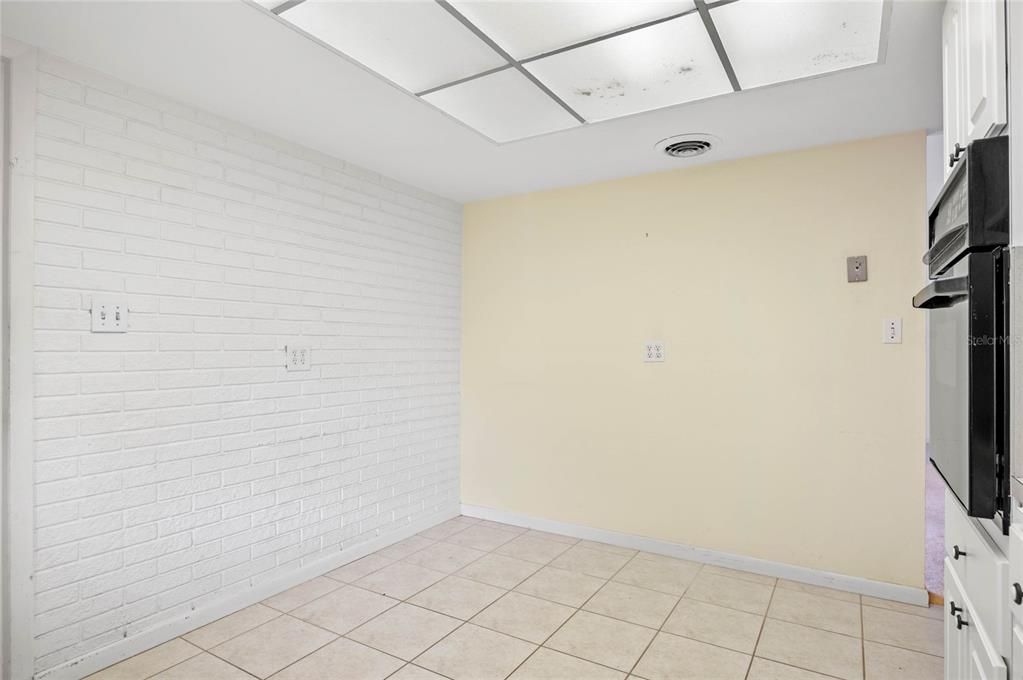 Empty room, Interior