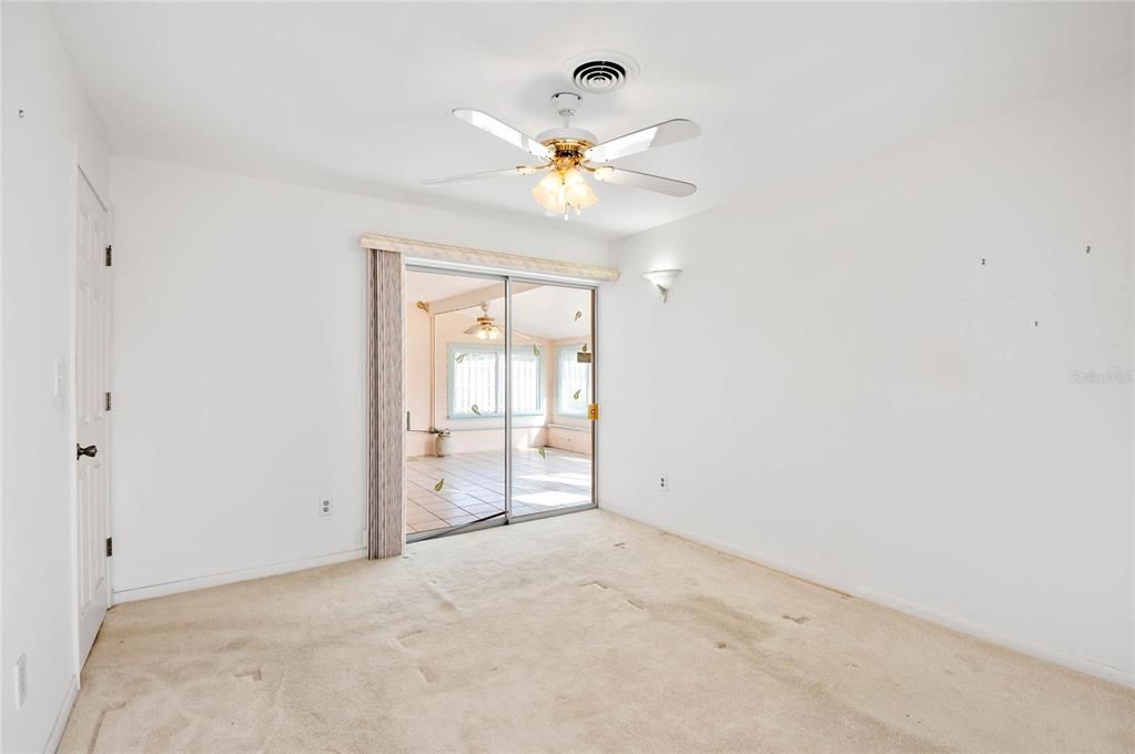 Empty room, Interior
