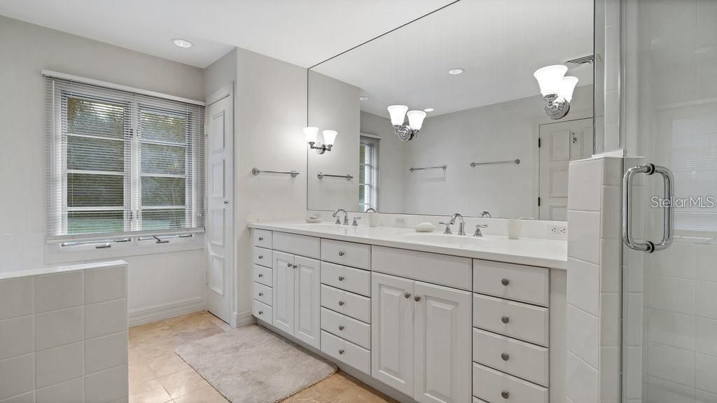 Bathroom, Dual Sink Vanities, Interior, Recessed Lighting