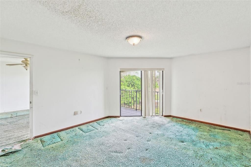 Empty room, Interior