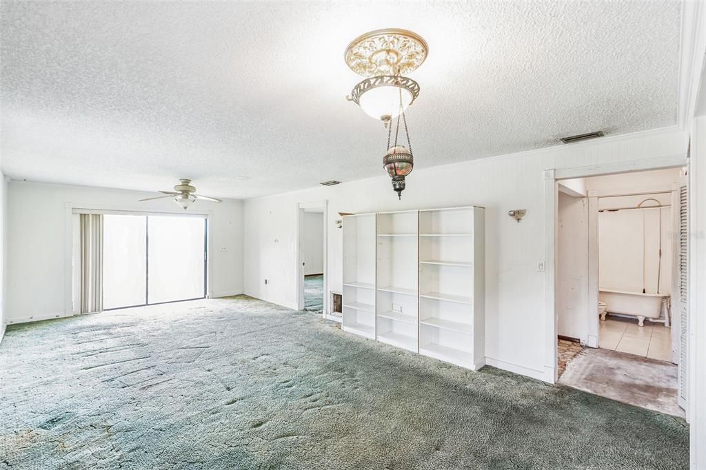 Empty room, Interior