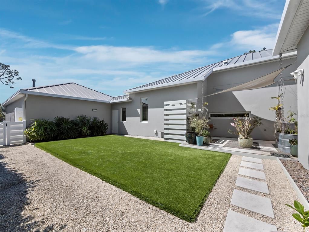 Backyard, Exterior