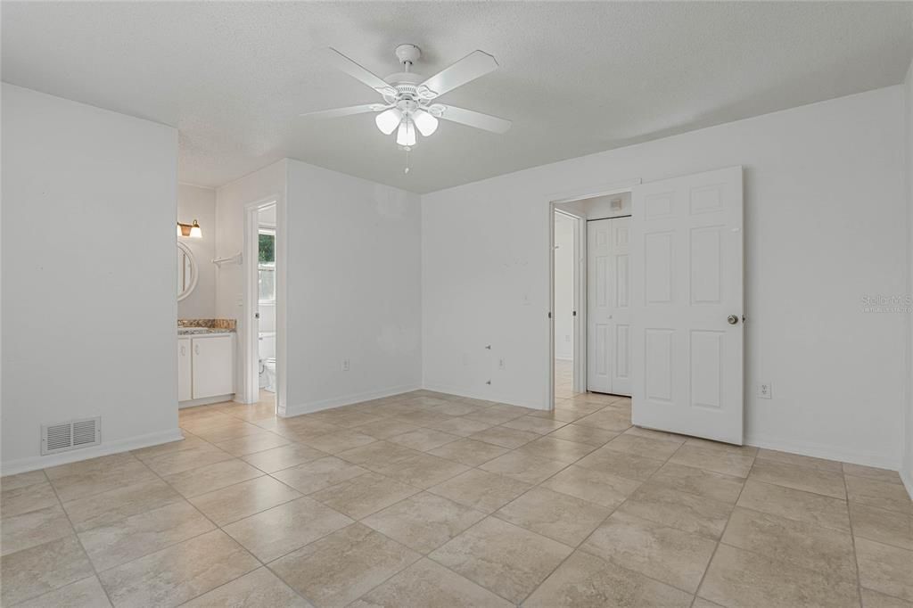 Empty room, Interior