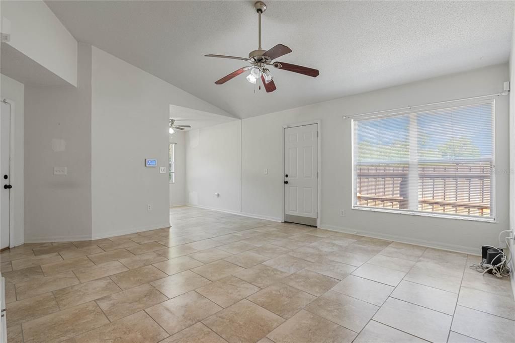 Empty room, Interior