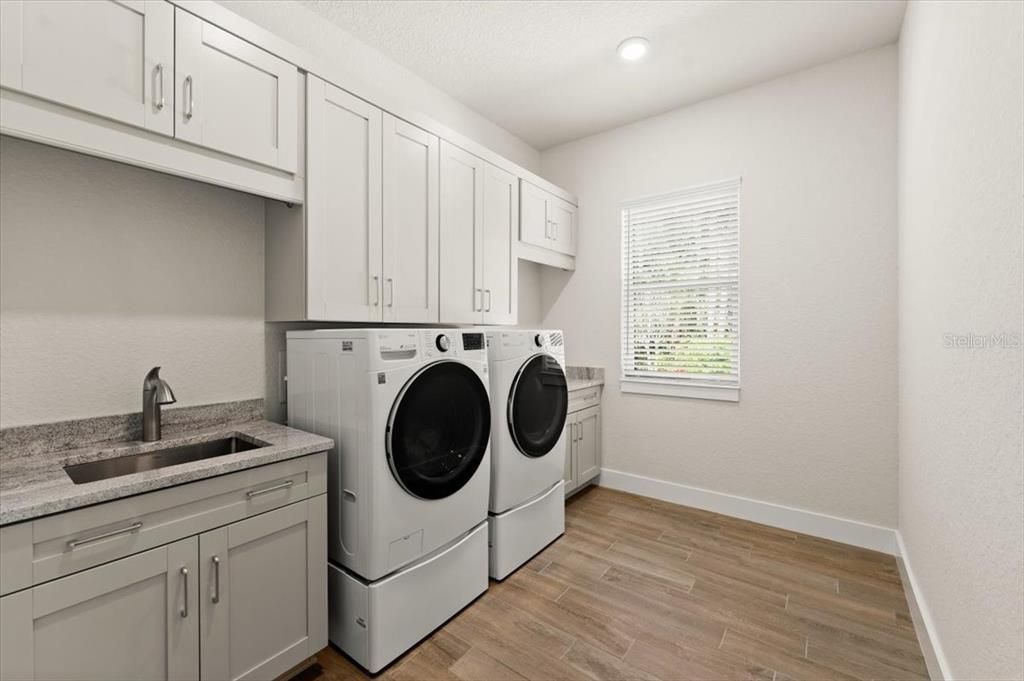 Interior, Recessed Lighting, Washer, Wood Texture Flooring