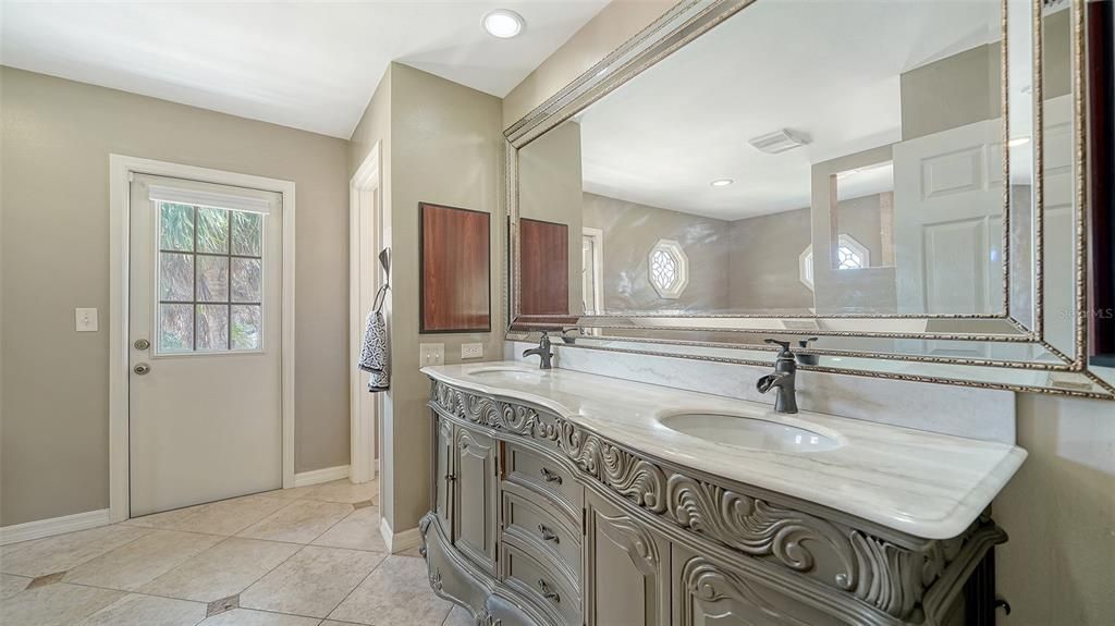 Bathroom, Dual Sink Vanities, Interior, Recessed Lighting