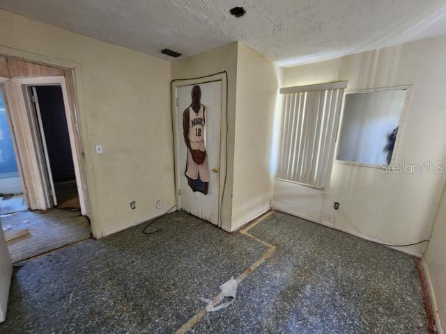 Empty room, Interior
