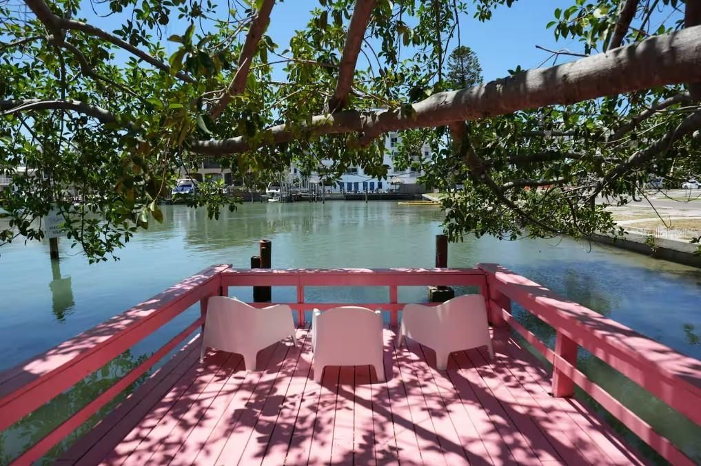 Exterior, Lake