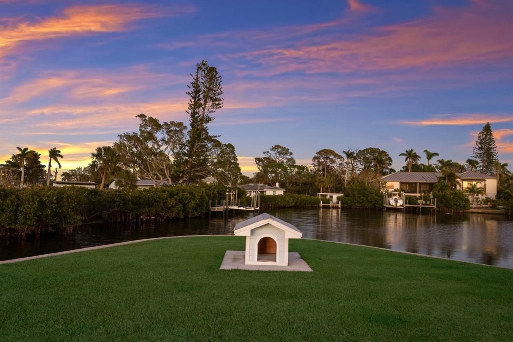 Exterior, Lake