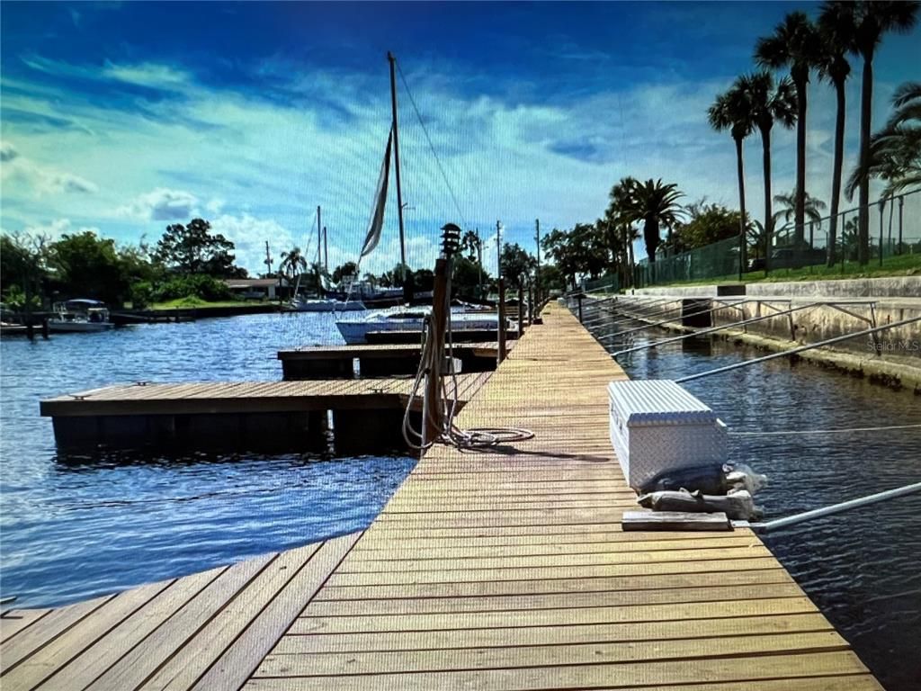 Exterior, Lake