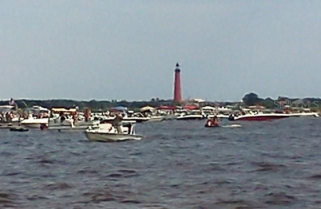 Exterior, Lake