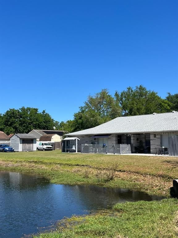 Exterior, Lake