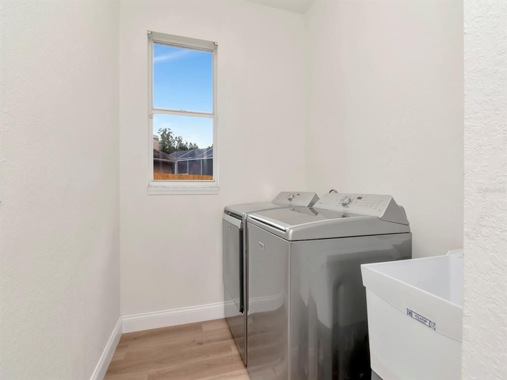 Interior, Washer, Wood Texture Flooring