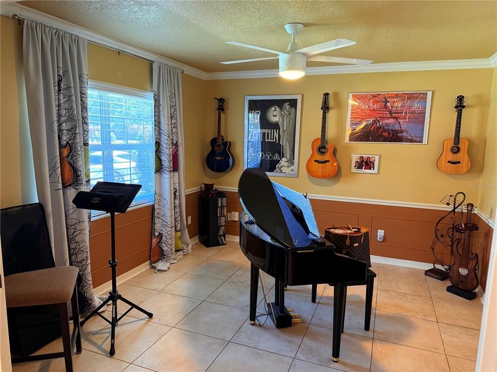 Interior, Piano