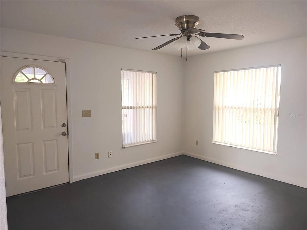 Empty room, Interior