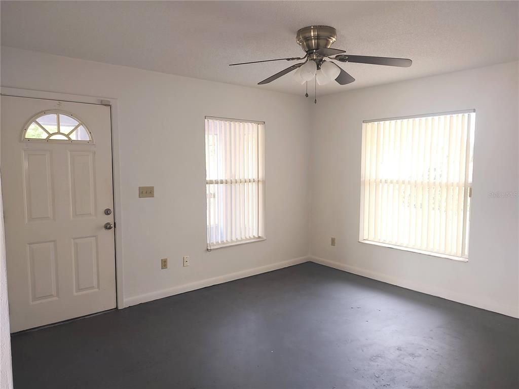 Empty room, Interior