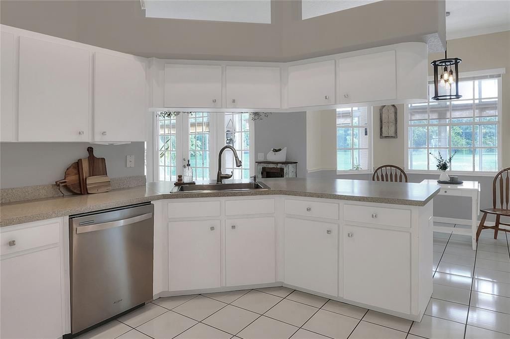 Dining room, Interior, Kitchen, Pendant Lights, Stainless Steel Appliances