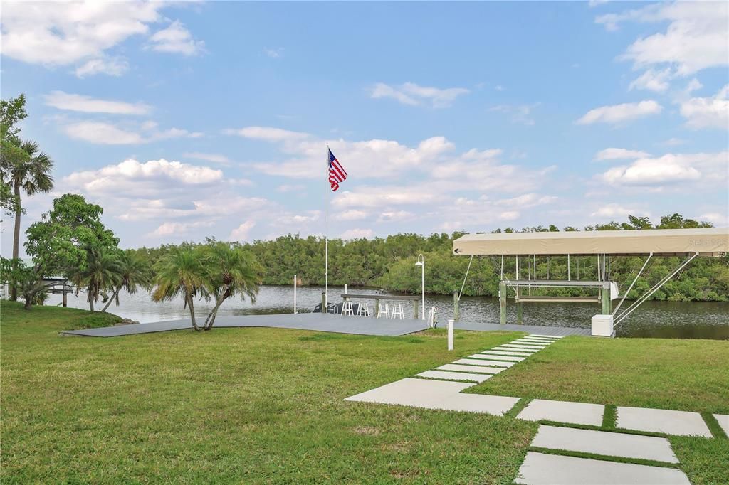 Exterior, Lake
