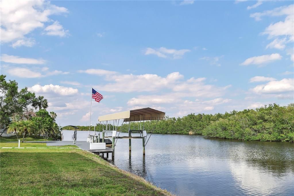 Exterior, Lake
