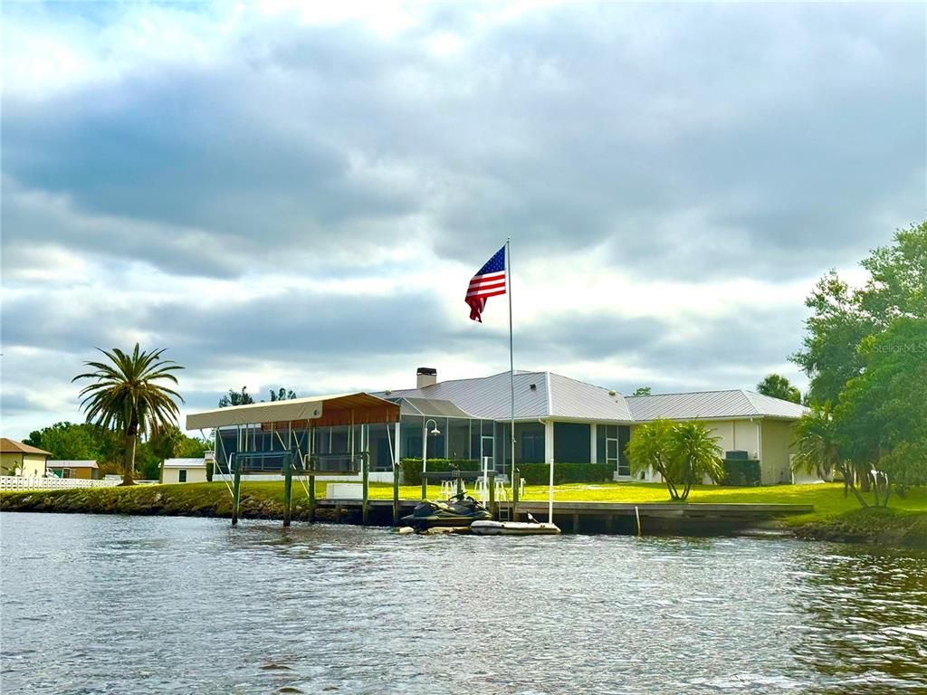 Exterior, Lake