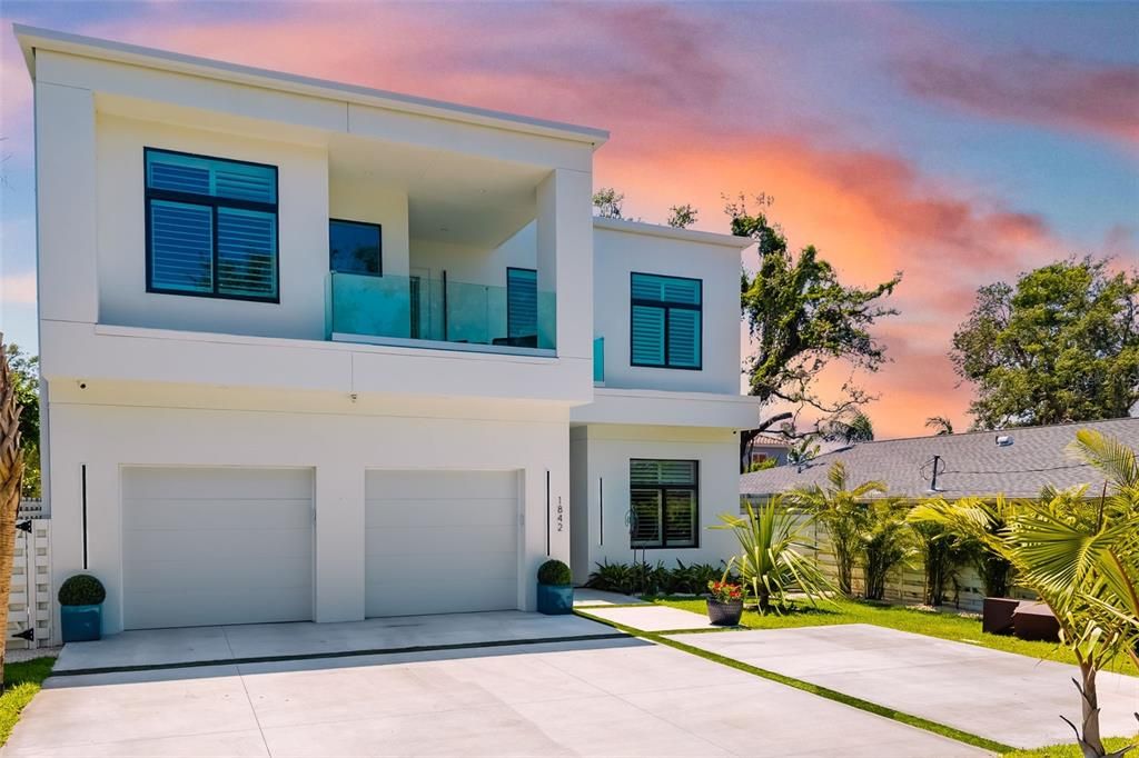 Attached, Exterior, Facade, Modern
