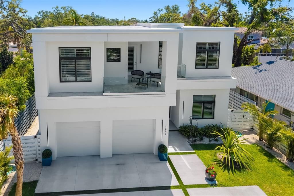 Attached, Exterior, Facade, Modern